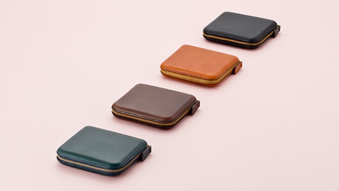 手に心地よく馴染む、本革を立体成型してつくった独自の二つ折り財布