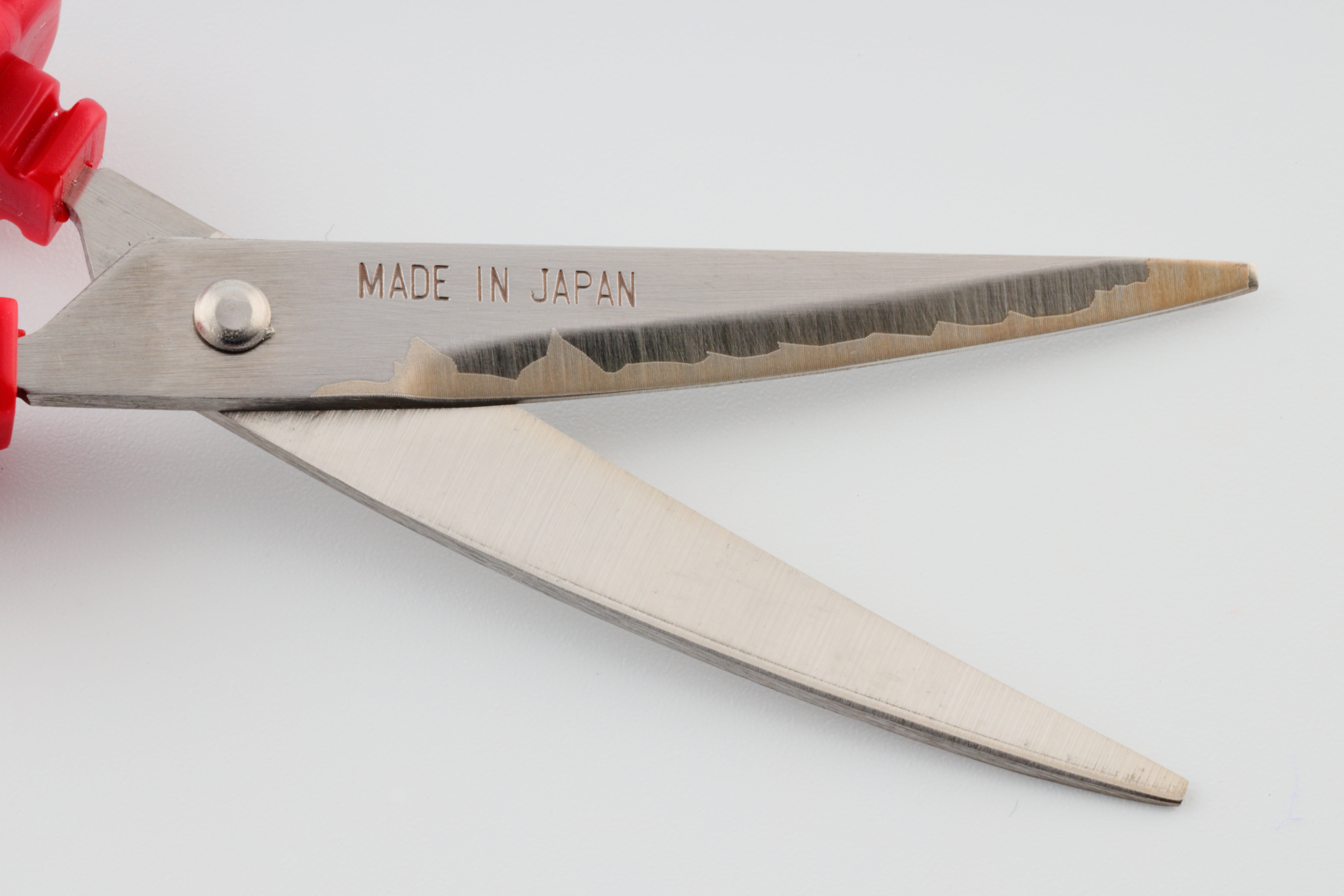 持つと安心！関刃物職人による携帯できる『御守刀はさみ名刀シリーズ