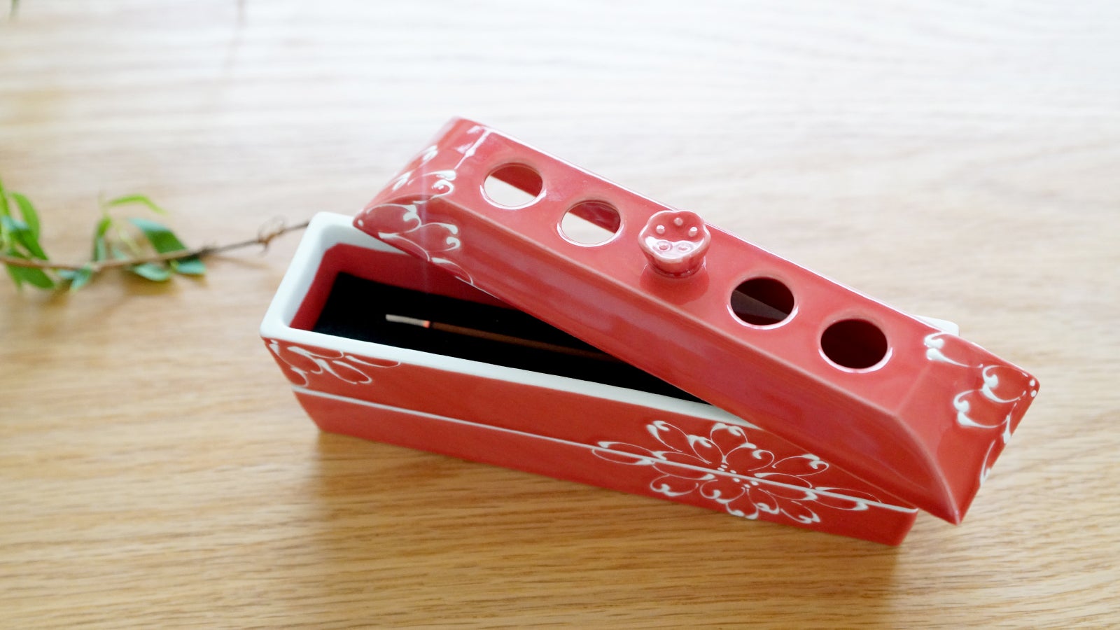 おうち時間を癒しの時に。おしゃれで安全な波佐見焼の蓋つきお香入れ