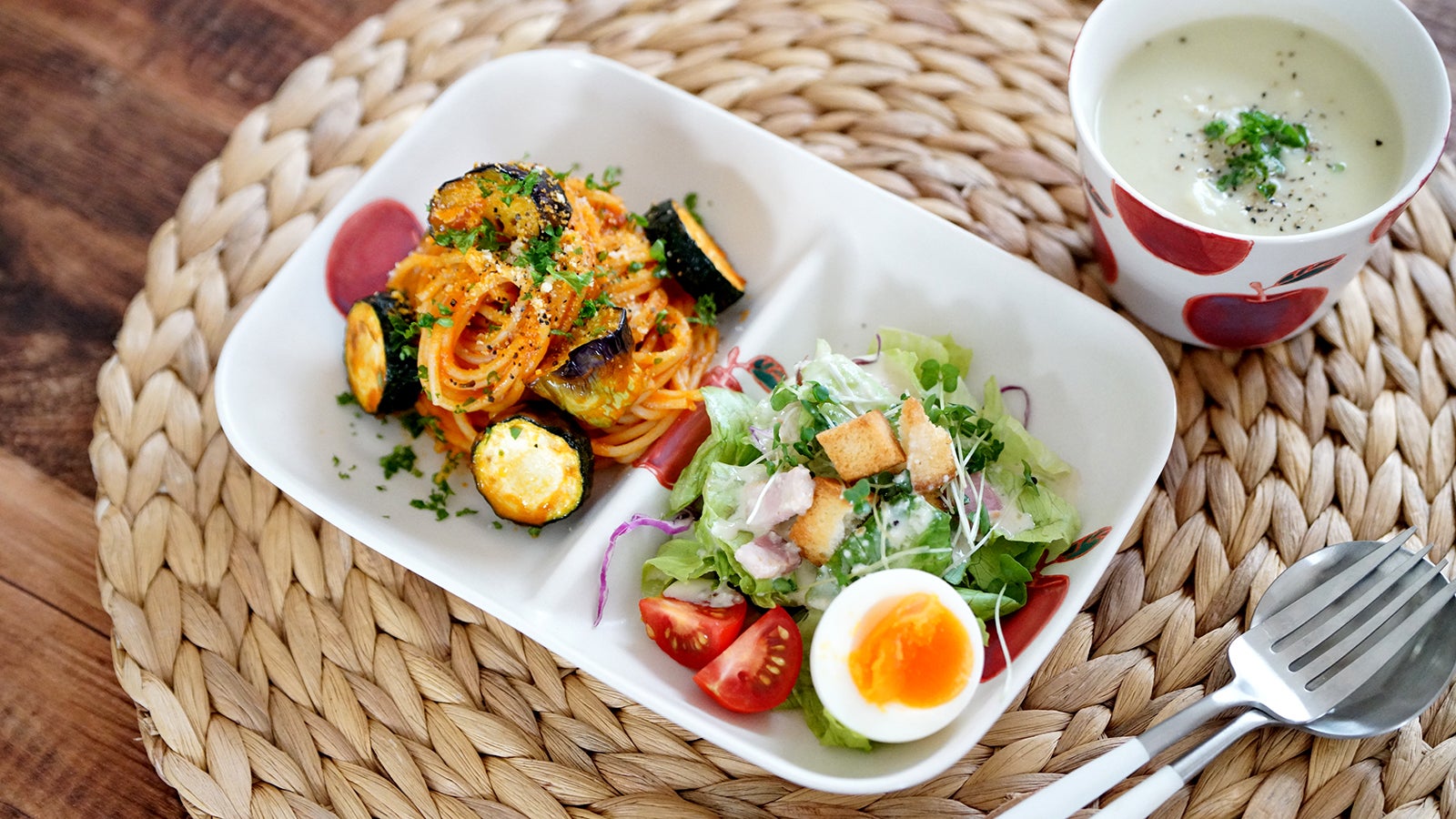 深さがちょうどいい重なる仕切り皿。汁気のあるお料理もそれぞれ