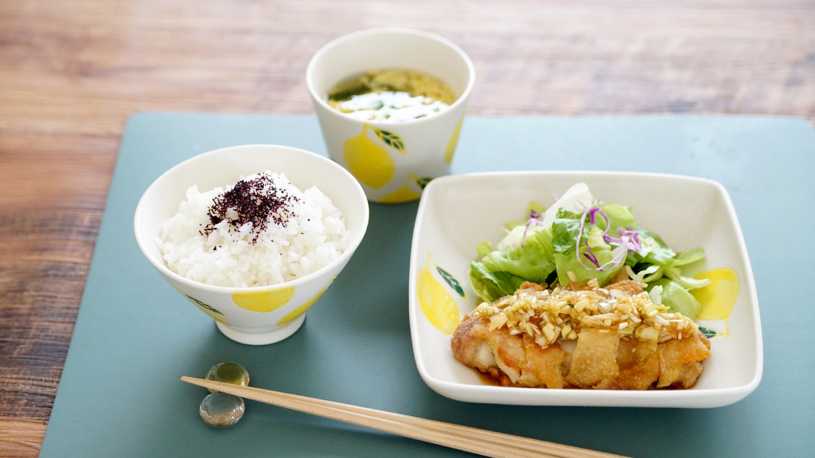 深さがちょうどいい重なる仕切り皿。汁気のあるお料理もそれぞれ