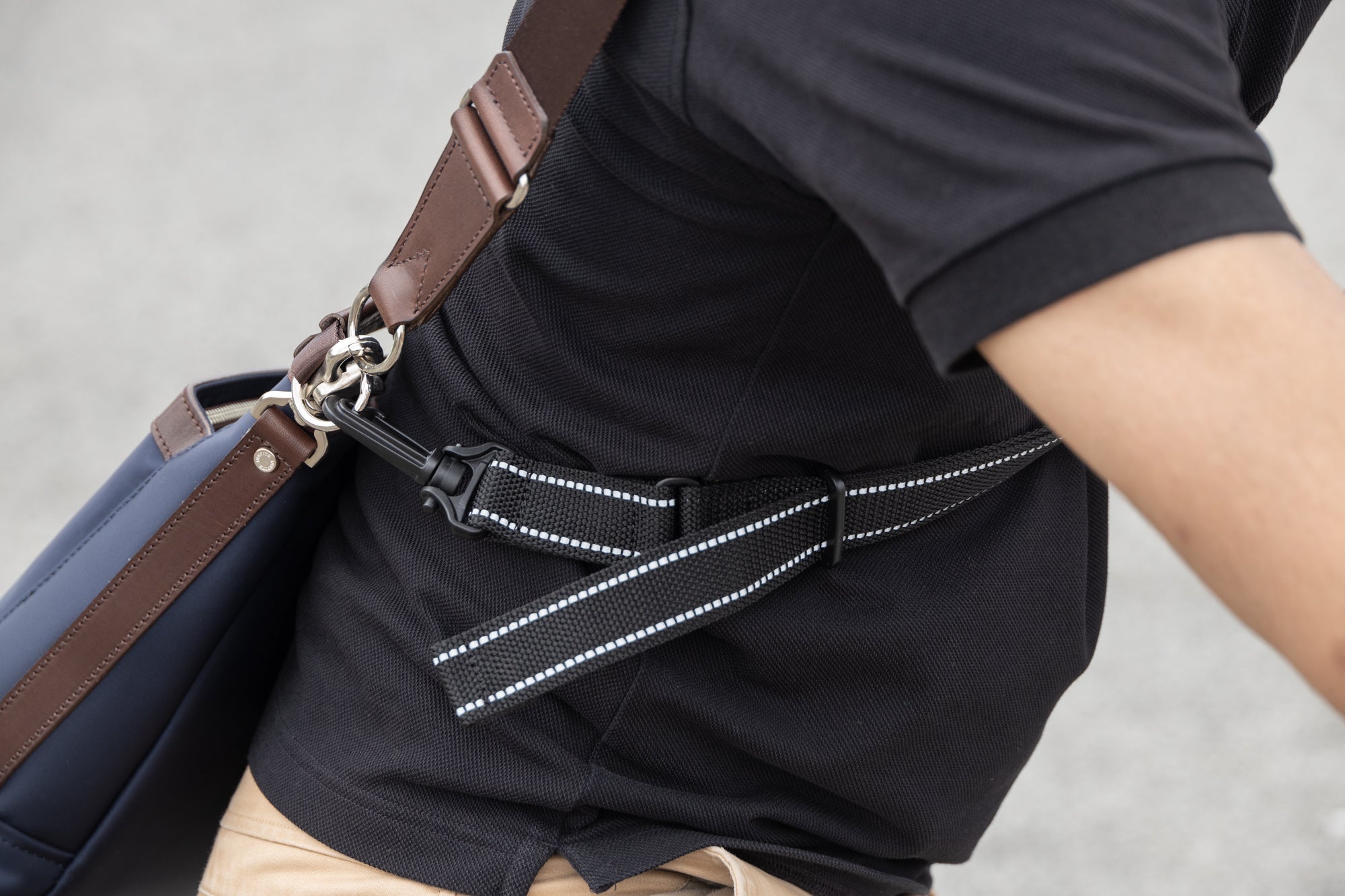 INNFITH】手持ちの鞄を三点止めしてずれ落ち防止。簡単脱着