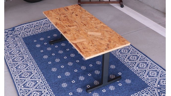 ガレージを彩るOSBテーブルとローチェア「Hide Out Works」｜マクアケ