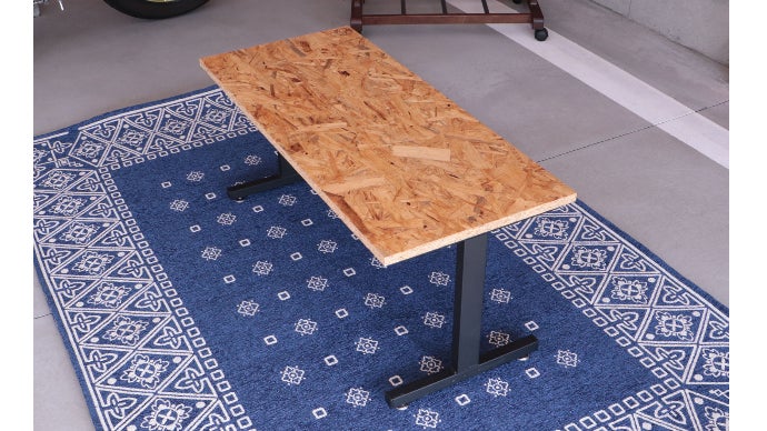 ガレージを彩るOSBテーブルとローチェア「Hide Out Works」｜マクアケ