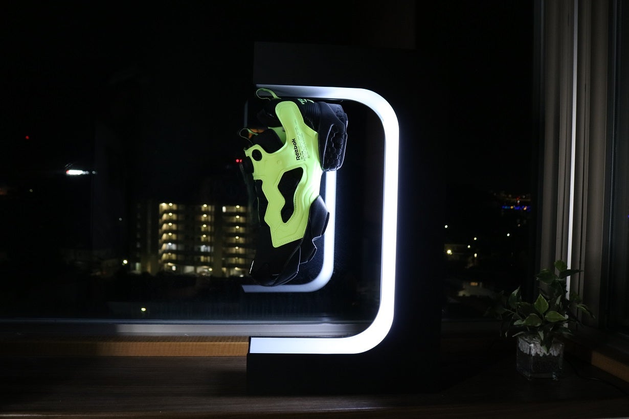 スニーカー好きのための近未来型シューズディスプレイ【FLYSHOES