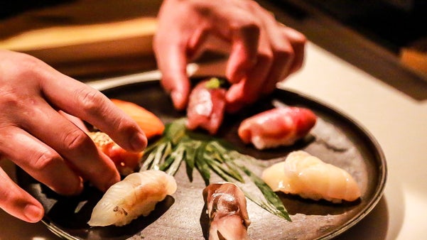 新進気鋭の鮨職人があなたのご自宅で握る。本格的な出張江戸前鮨を期間限定で会員募集