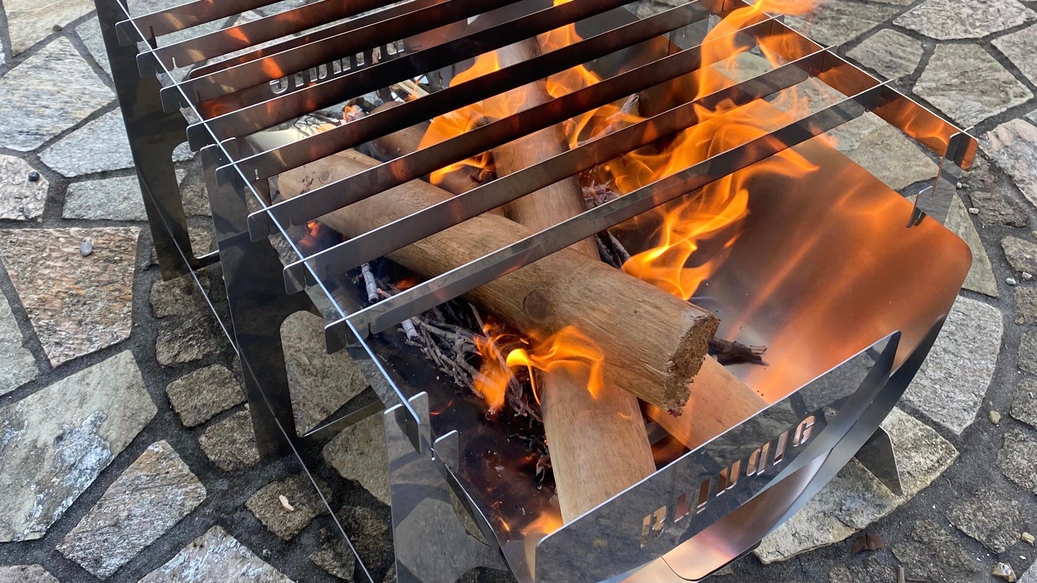 大型なのにたったの1.6kg！便利すぎる組立式焚き火台『BurnMore