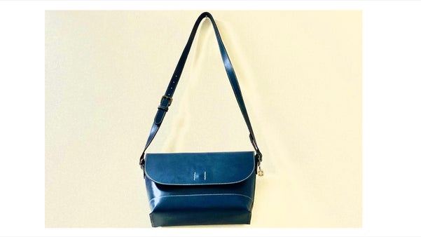 革を育てるオリジナル栃木レザー使用ショルダーバック、経年変化を楽しむ革好きな人へ