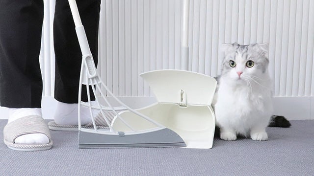優れた密着力で何でもすくい取ってくれるちりとり「スリーバッキ