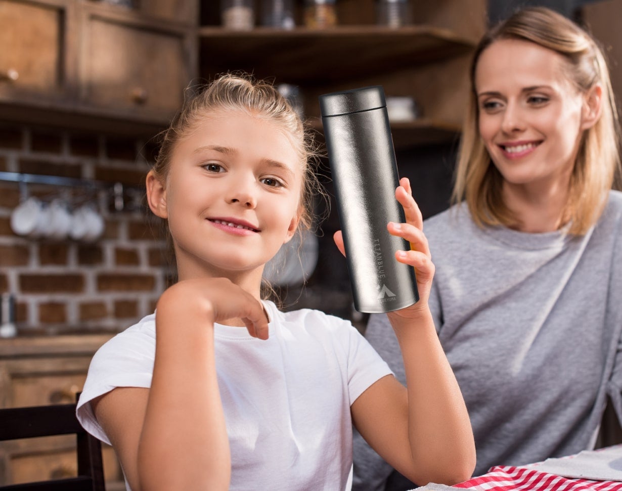 200gという驚きの軽さ！純チタン製真空ボトル「TITANBLUE」｜マクアケ