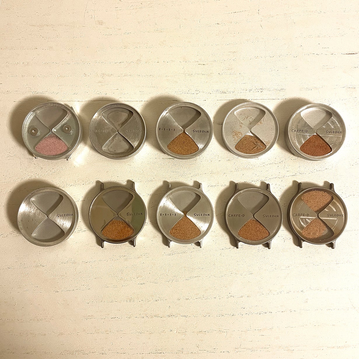 ついつい眺めてしまう愛おしさ。砂時計を身につけるという新しい体験