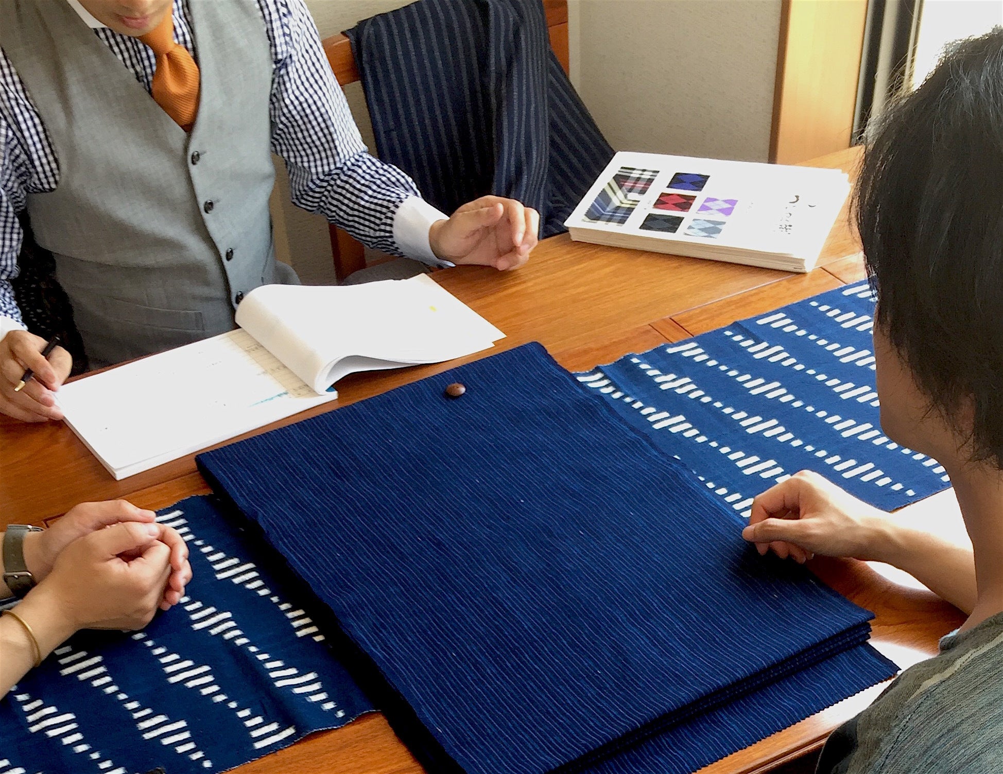 絣に触れて身に纏おう。伝統工芸を次世代へつなぐ、久留米絣スーツを