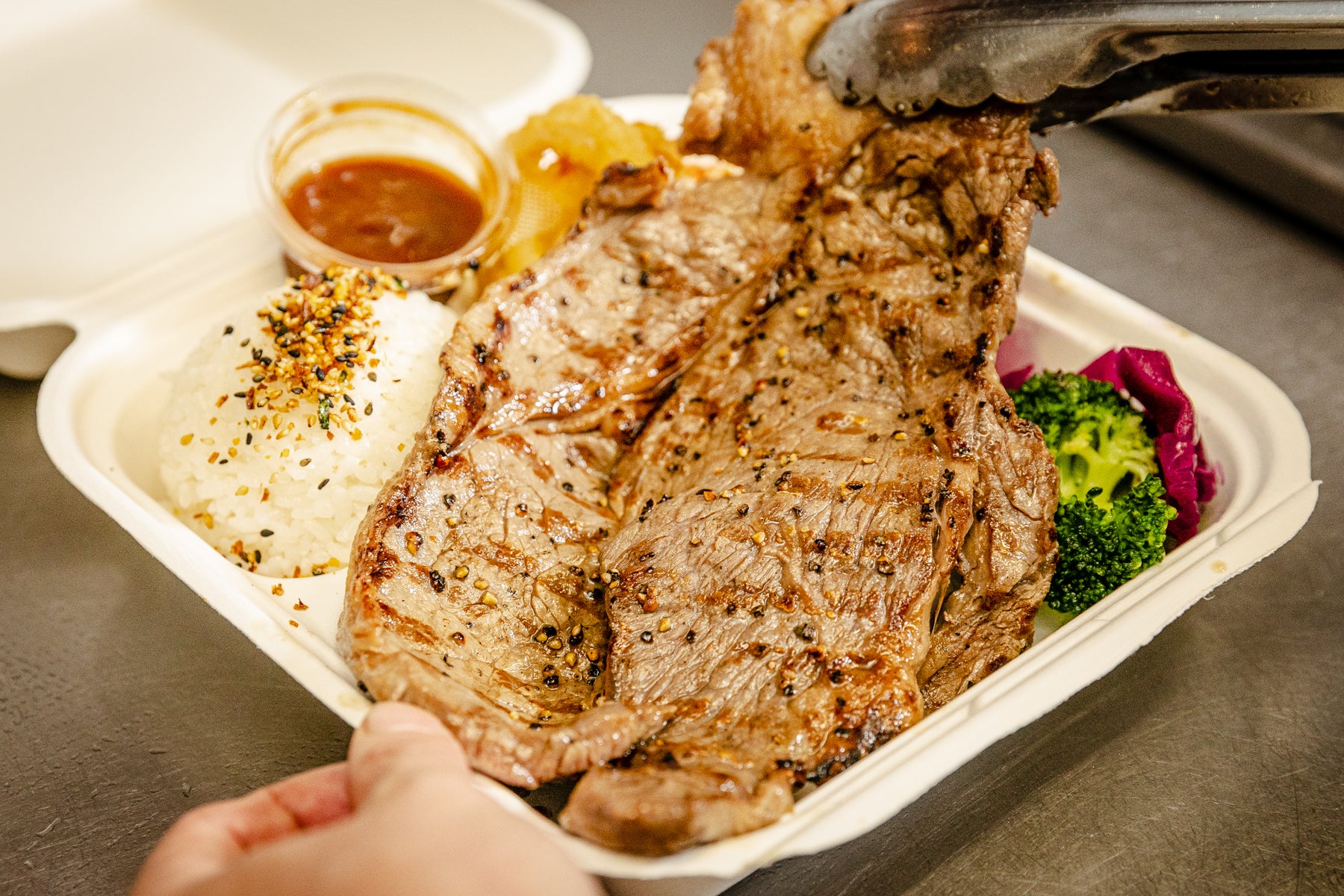 特大赤身肉ステーキを豪快に乗せたハワイアンプレートが完成。Makuake