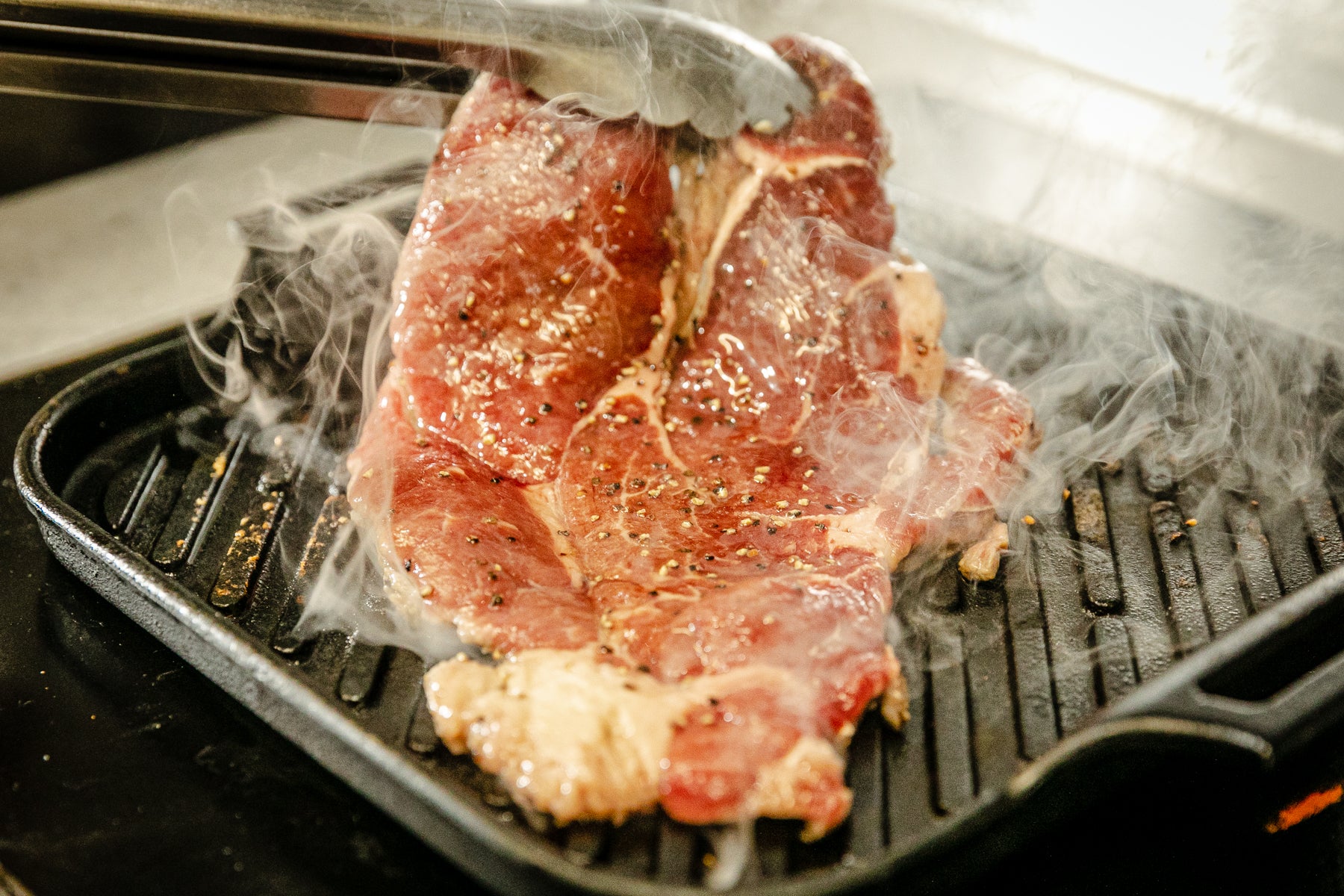 特大赤身肉ステーキを豪快に乗せたハワイアンプレートが完成。Makuake