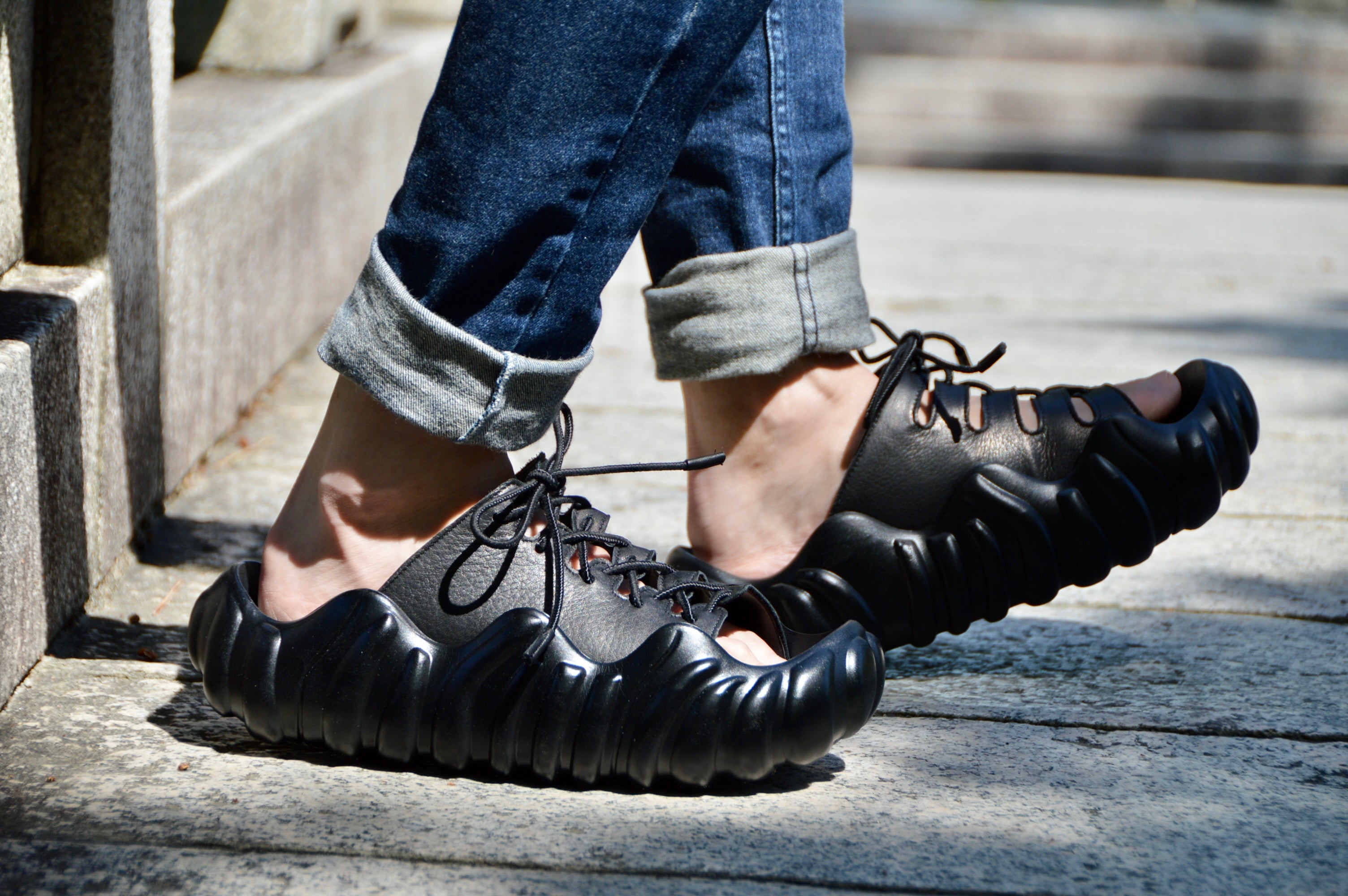 極上の履き心地！恐竜がモチーフの国産モダンサンダル【 zAURUs