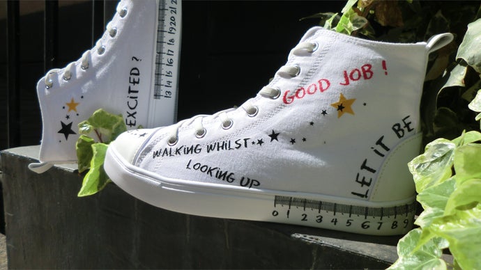 真っ白なシューズが大変身【まるでプリント加工したように貼れるシール】の登場です