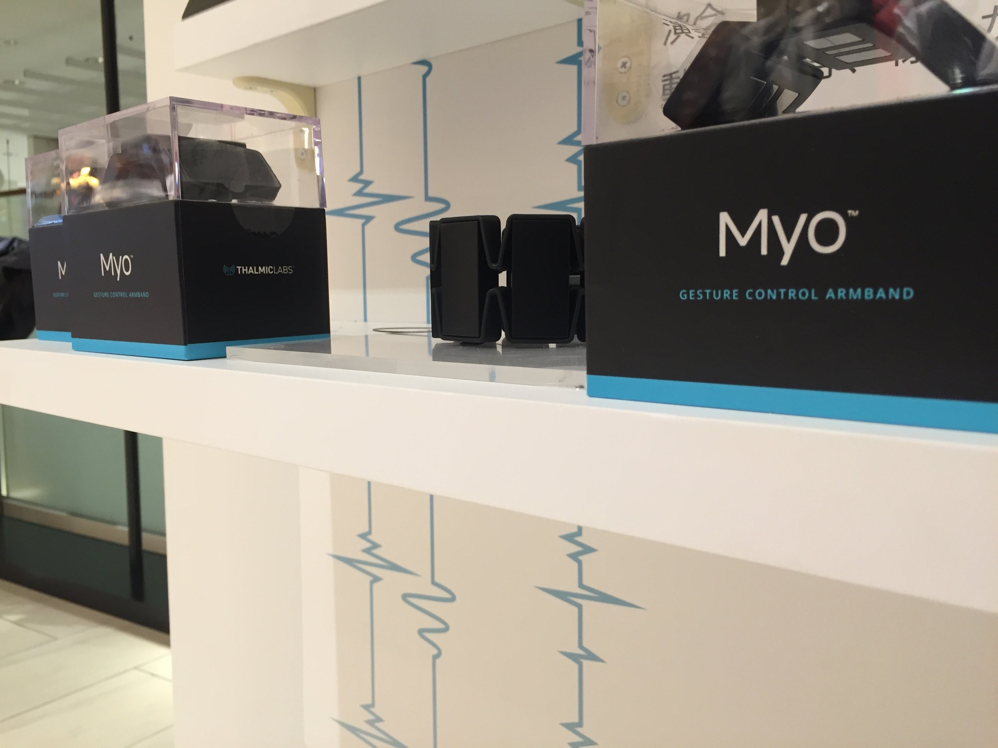 Myo（マイオ）』ジェスチャーでコントロールするアームバンド、日本 