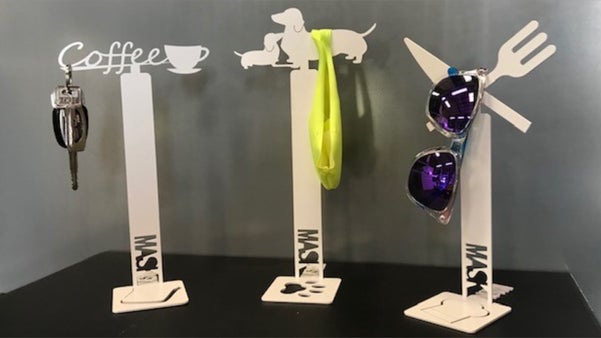 メガネや鍵も掛けられる、インテリアとしても使えるマスクスタンド