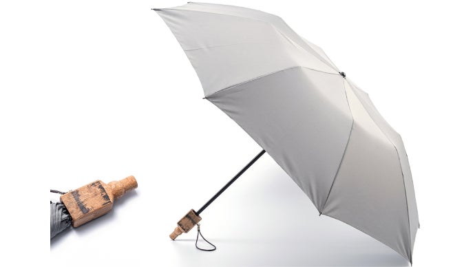 手彫りの持ち手に職人技が光る一点物！秩父蒸溜所の樽から生まれた晴雨