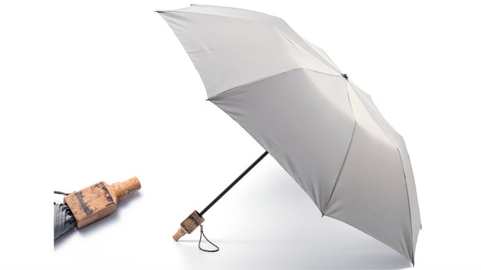 手彫りの持ち手に職人技が光る一点物！秩父蒸溜所の樽から生まれた晴雨