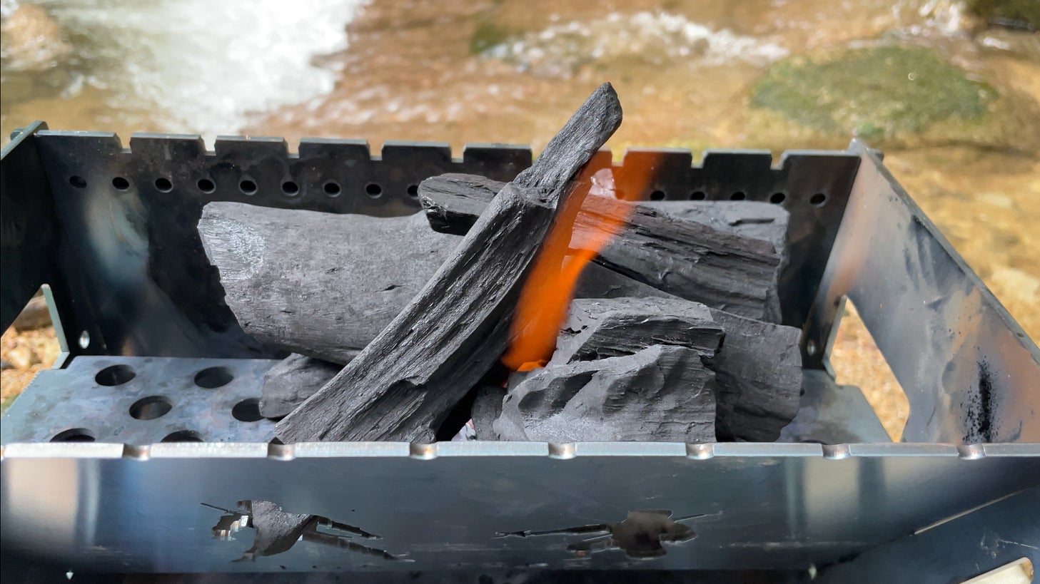 キャンプの焚き火台】二次燃焼し高火力 コンパクトに分解できるからお