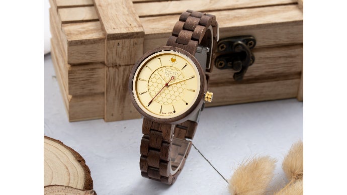 ミツバチが地球の未来を繋ぐ 木製腕時計グリーンタイムのBee Project