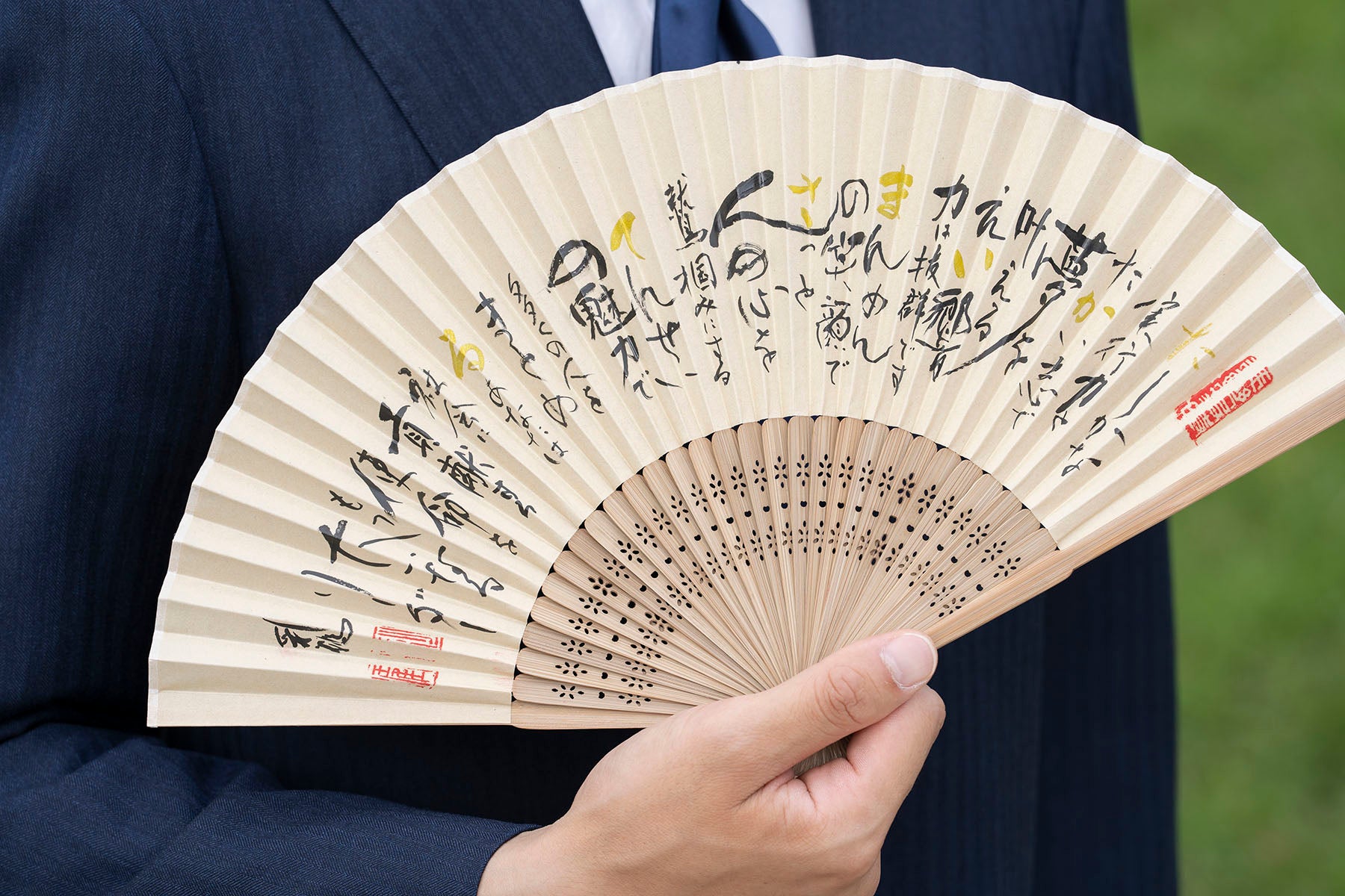 世界遺産の屋久杉の扇子。書道家があなたの名前を詩にした書をしたため