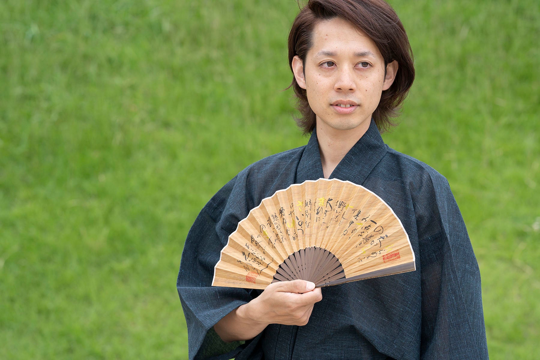 世界遺産の屋久杉の扇子。書道家があなたの名前を詩にした書をしたため