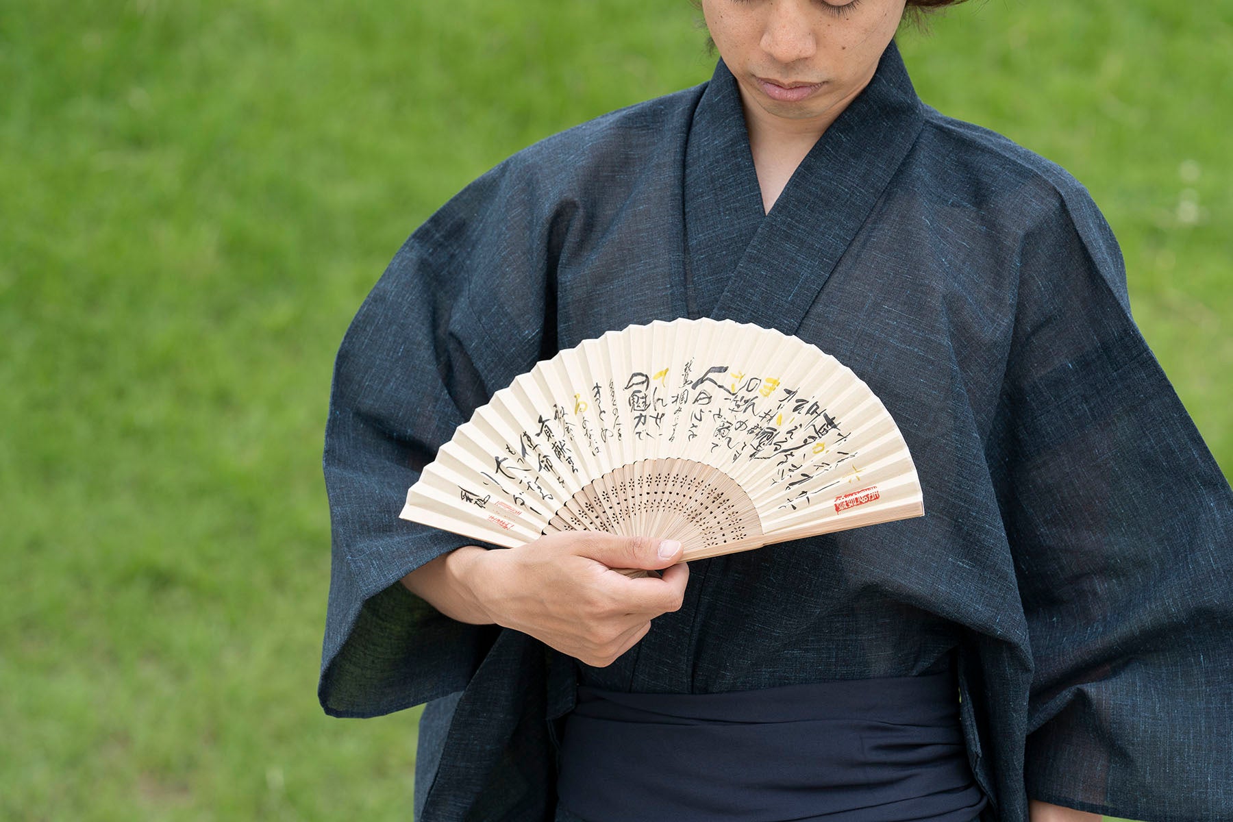 世界遺産の屋久杉の扇子。書道家があなたの名前を詩にした書をしたため