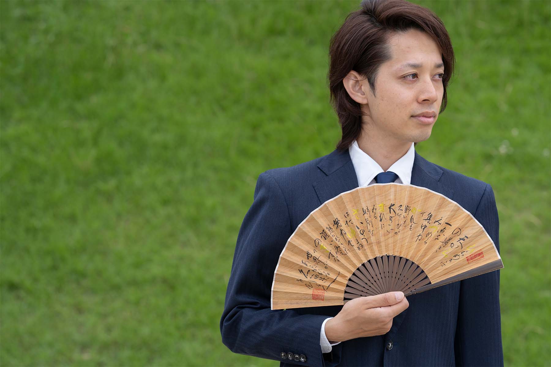 世界遺産の屋久杉の扇子。書道家があなたの名前を詩にした書をしたため