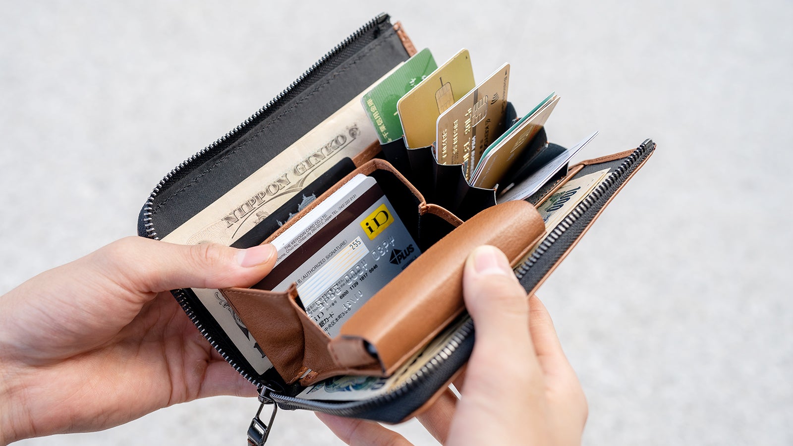 サイズ・収納量・使用感』の最適を追求した本革ミニマル財布【タイニー