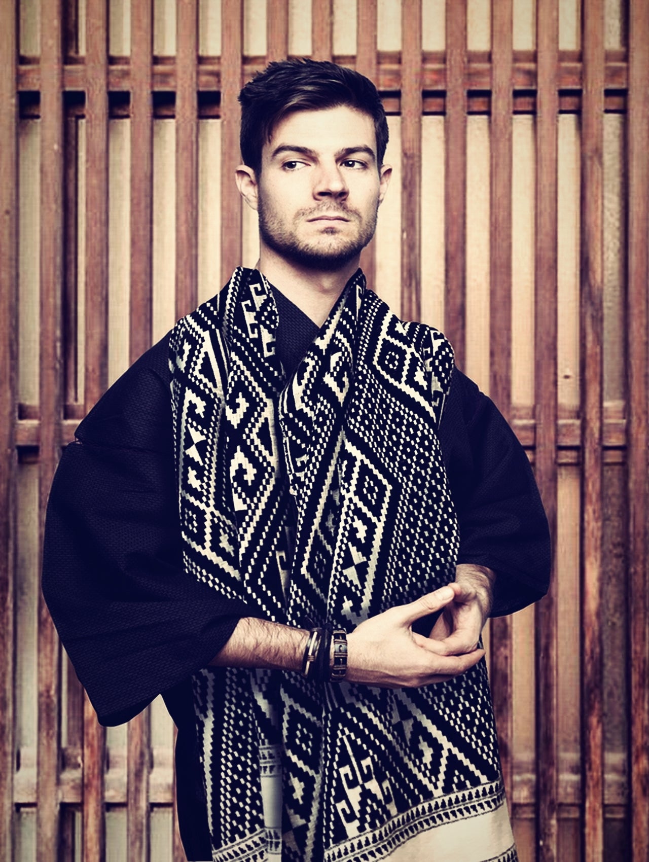 ラオスの伝統織物 タイル―族マルチストール・代々受け継ぐ織物職人の