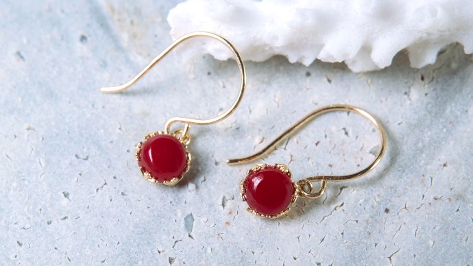 深海300mで採れる神秘の石。“日本の宝” 血赤珊瑚を、身近にまとう