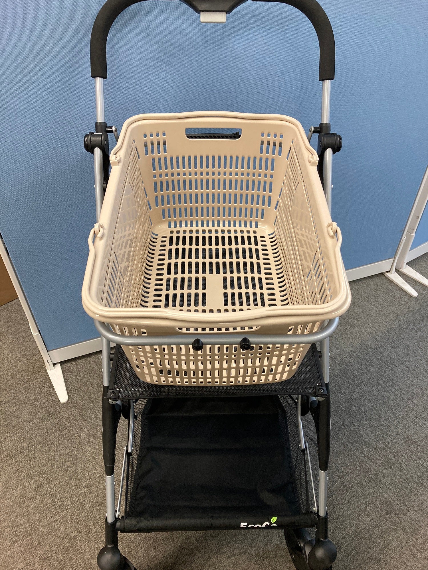 片手で折りたたみ！車に積めるショッピングカート。もう重たい荷物を