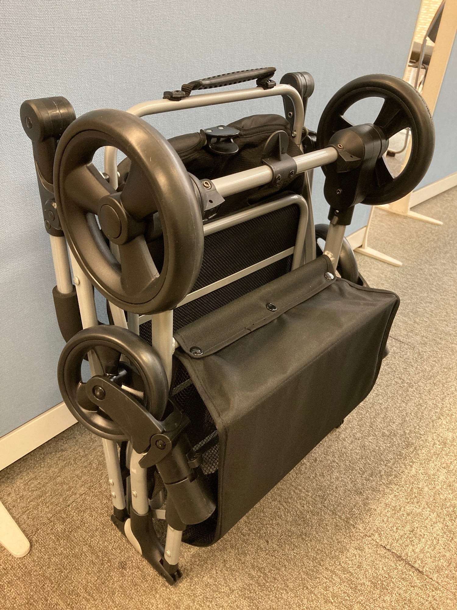 片手で折りたたみ！車に積めるショッピングカート。もう重たい荷物を