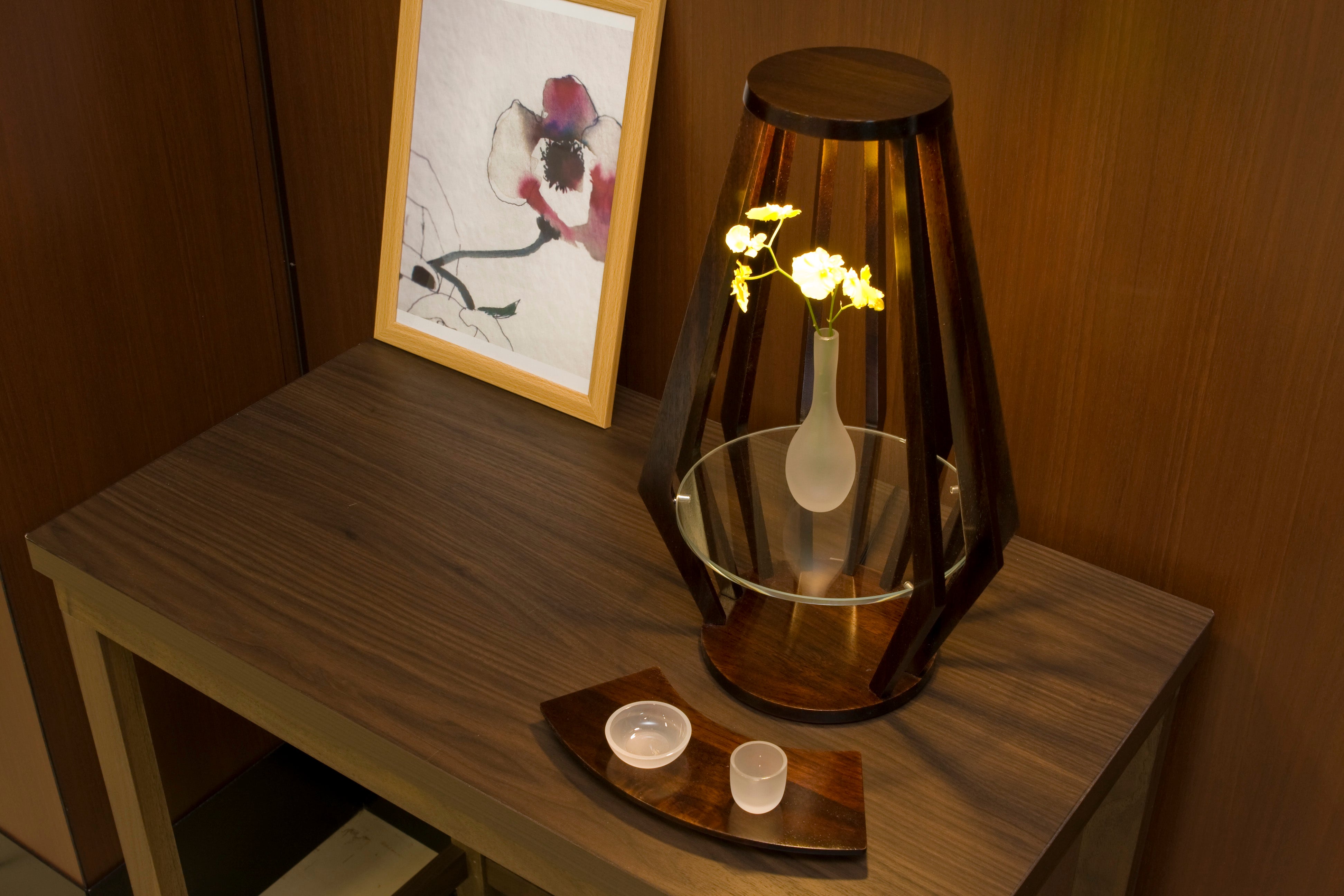 間接照明×ぶつだん！？オブジェ感覚の仏壇「祈りのあかり“漆”」新しい