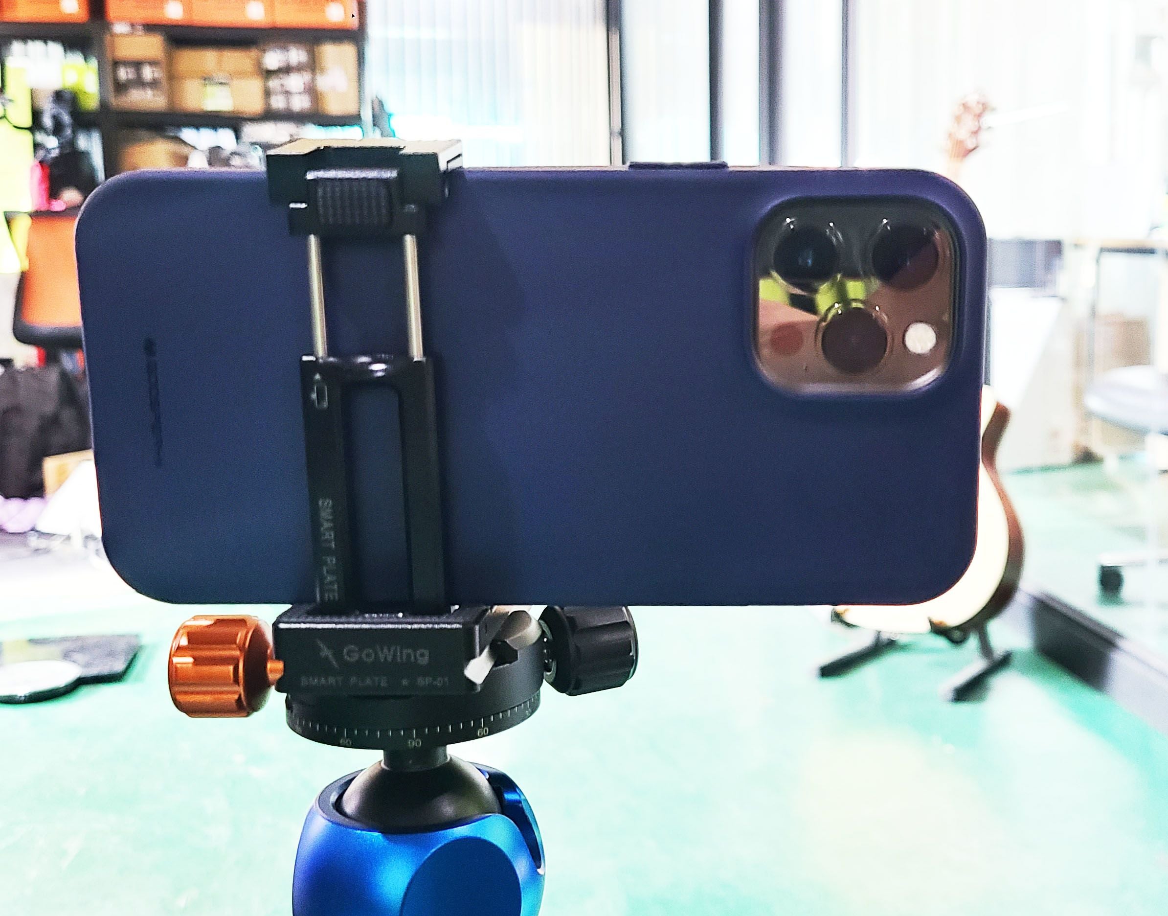 これ一台でカメラとスマホが三脚に装着出来る！2in1のカメラプレート