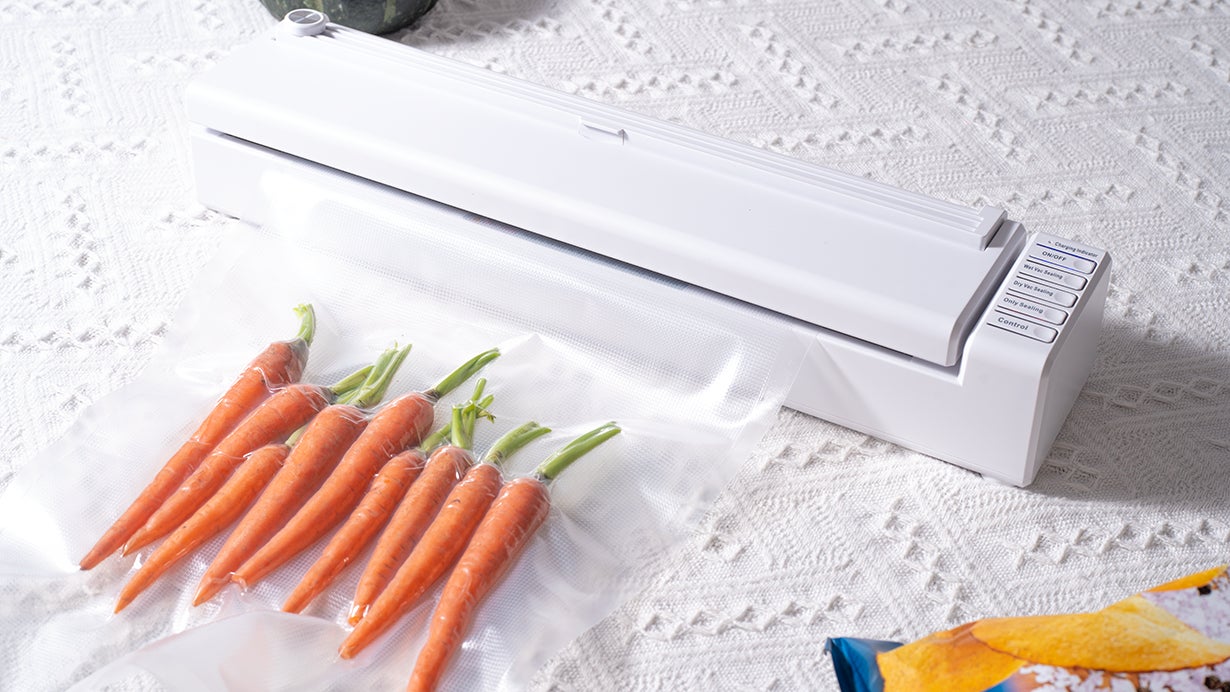 便利なカッター＆自動清掃機能付き！専用袋は不要！全自動真空パック器「vacuQ」 便利なカッター＆自動清掃機能付き！専用袋は不要！全自動真空