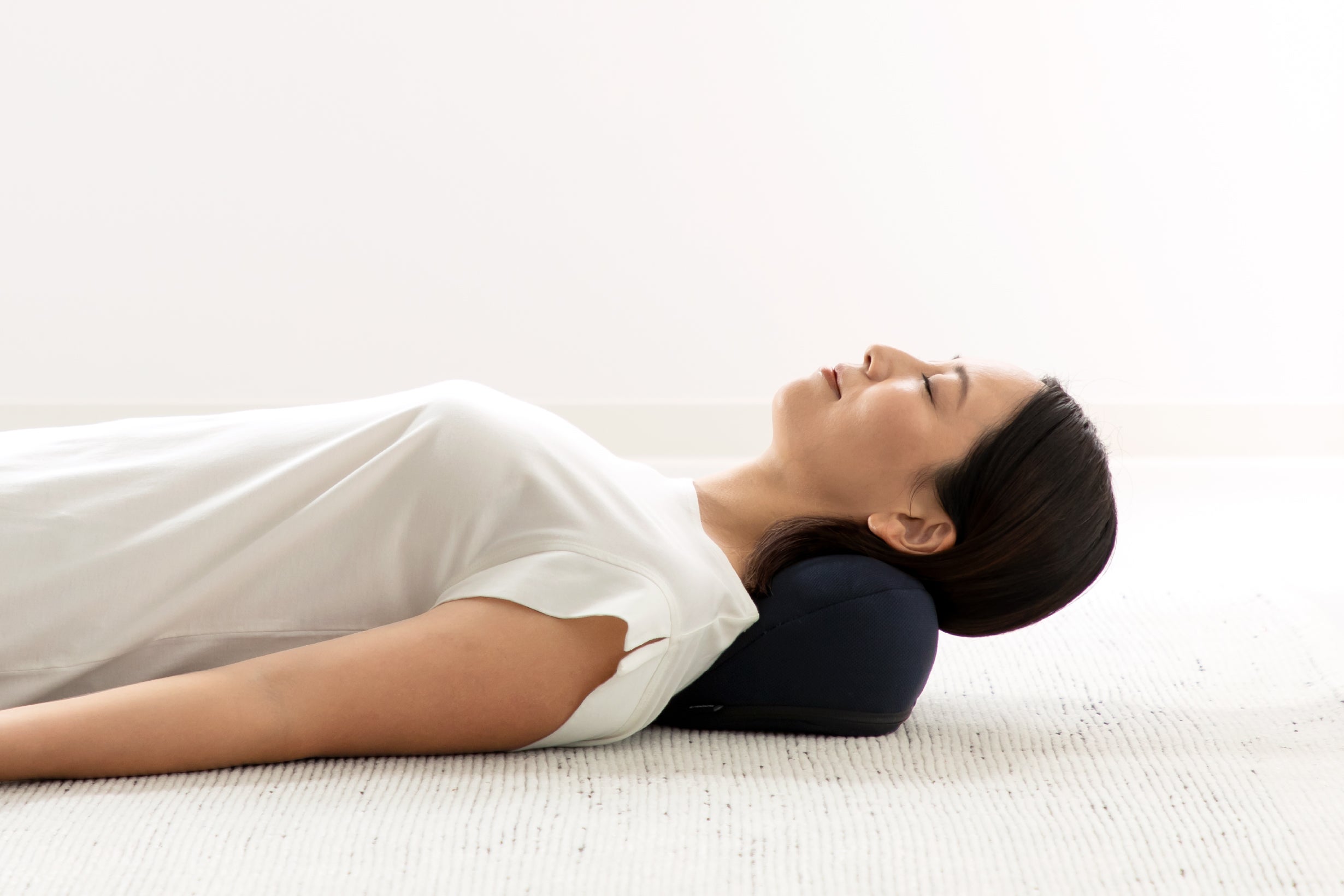 寝ころぶだけでプロ並みのけん引体験。反らして伸ばす首専用ストレッチ