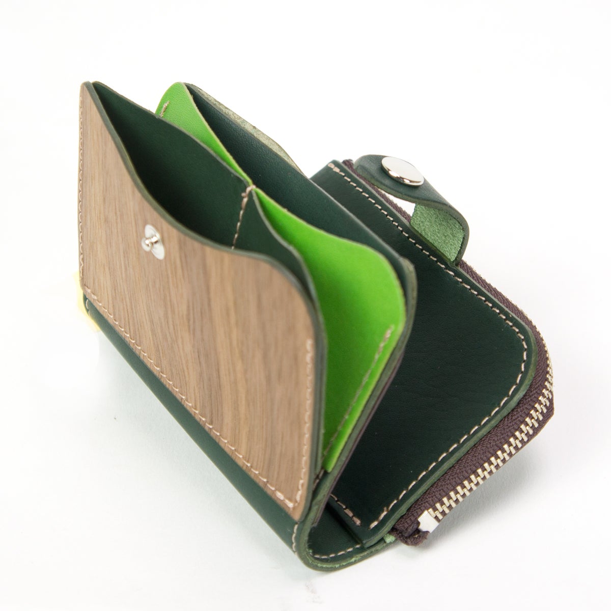 天然木」の木目を楽しめる「鍵・カード・小銭・お札」が入る多機能財布