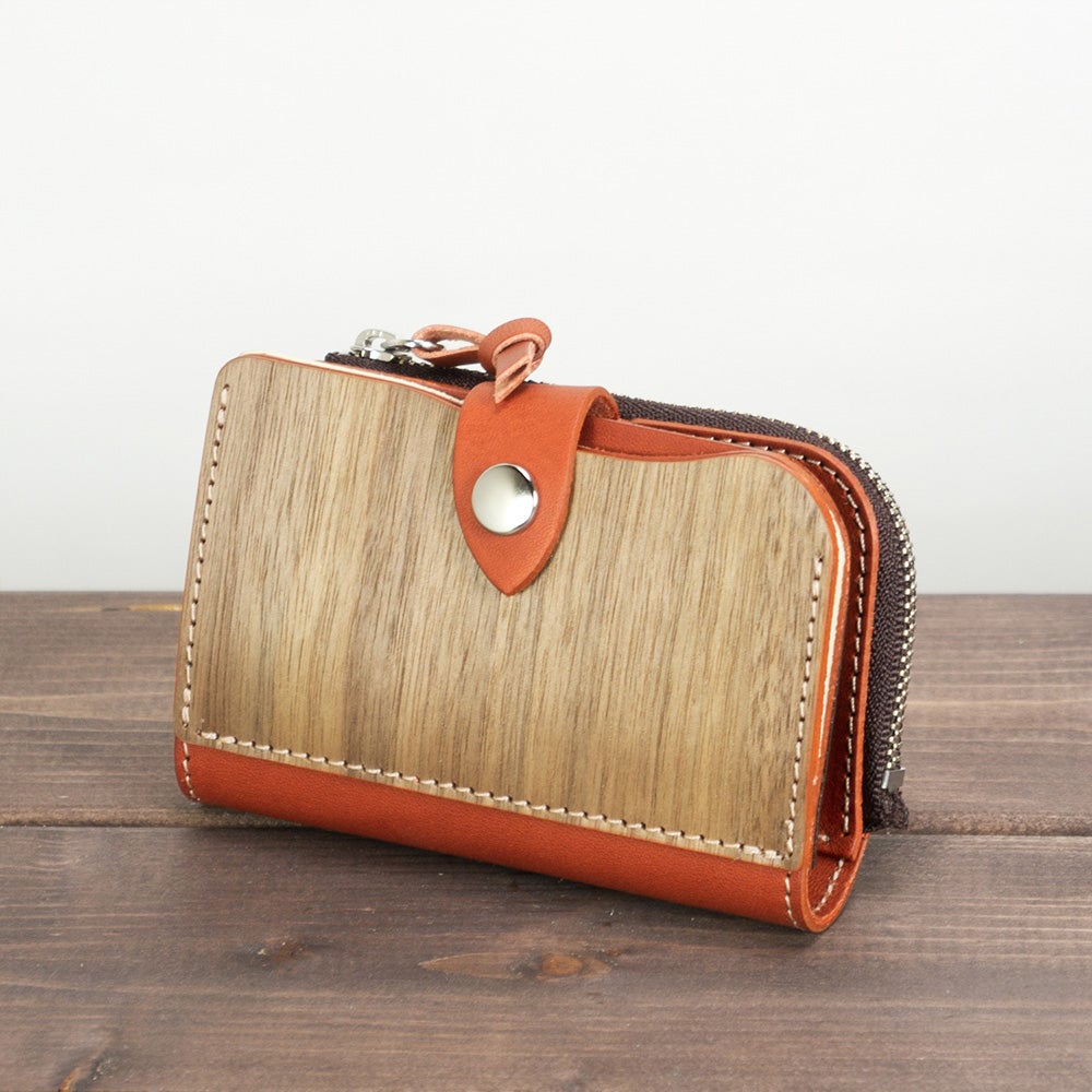 天然木」の木目を楽しめる「鍵・カード・小銭・お札」が入る多機能財布