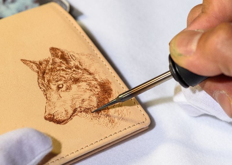 ヌメ革に花を咲かせる、画家によるアートな名入れ。華やかなイニシャル