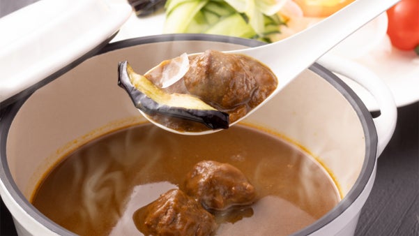 創業以来、京料理ひとすじの六盛が122年目に初めて挑戦するカレーレシピ。