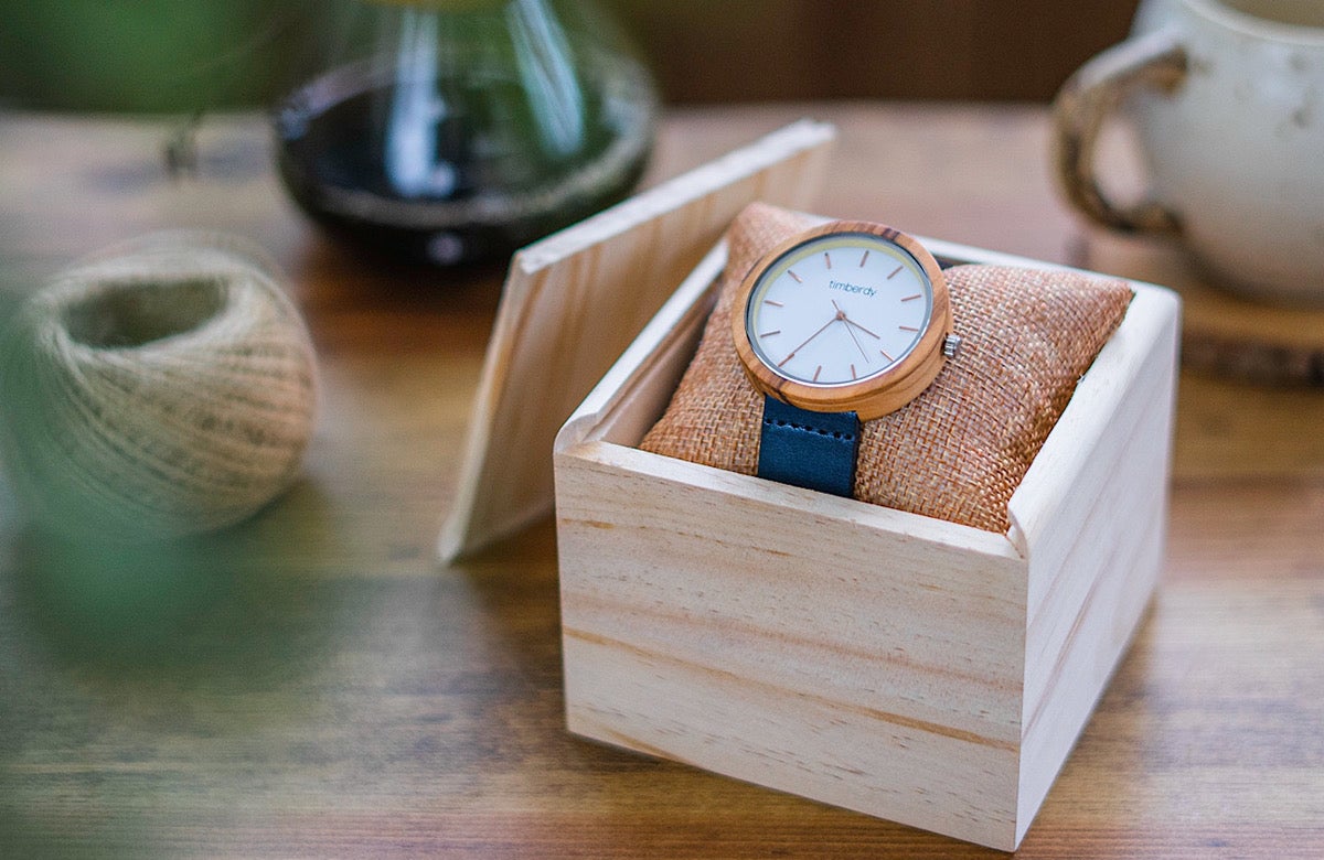 わずか26g、ベルト付け替えも可能な栃木レザー×オリーブ製文字盤の