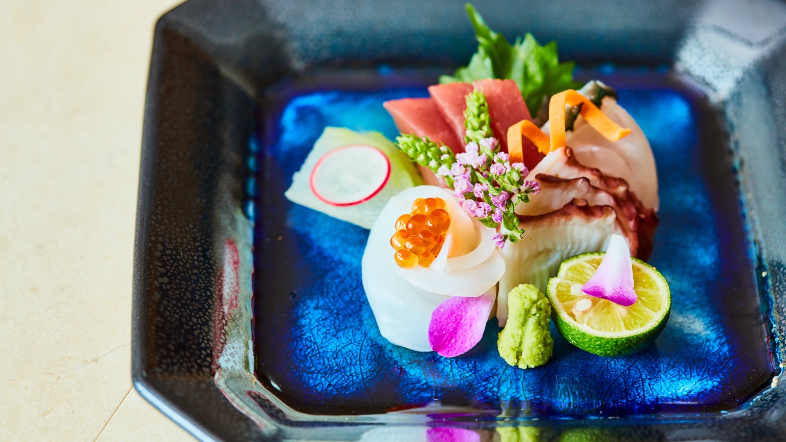 青い海、満天の星空、石垣島そのものが器に映し出される石垣焼の景色を