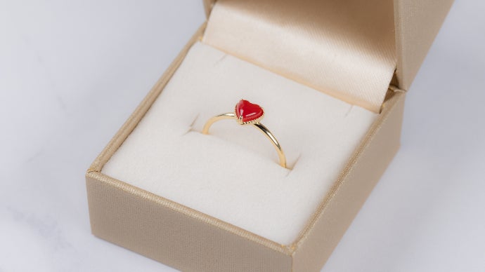 深海300mで採れる神秘の宝石。血赤珊瑚でつくる、ハートのジュエリー