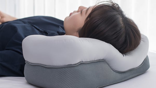 イヤホンやピアスをつけていても快適に眠れる添い寝枕