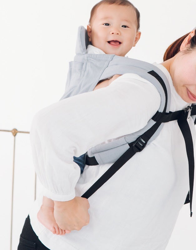 いつでも一緒！同じ景色が見れる高い位置でのおんぶ紐。前クロス