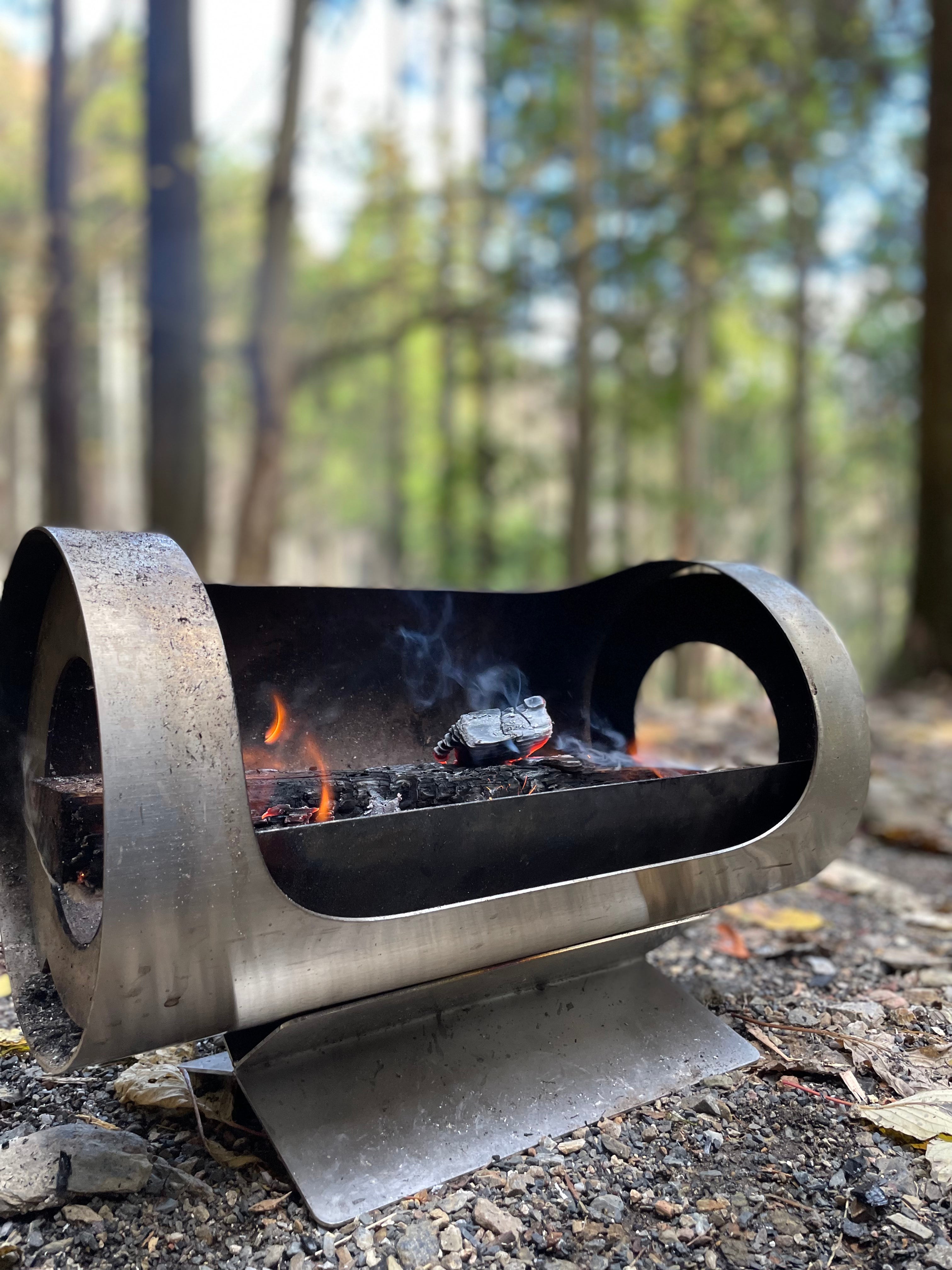 炎台座 風に強く暖を取れる！機能美を追求した焚火台［Flame in the