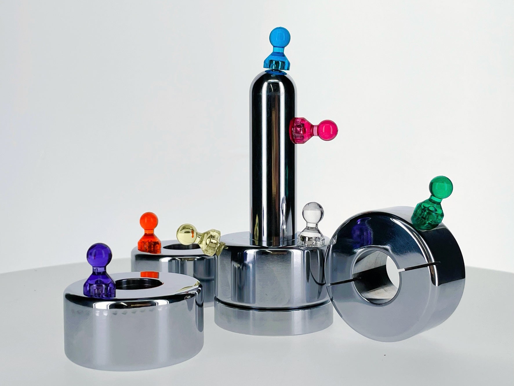 もうデスク上にはこれしかいらない。金型屋が本気で遊んだ究極の文鎮が